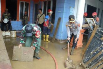 IMG 20251029 WA0017 Polres Sukabumi Gerak Cepat Evakuasi Korban Banjir dan Salurkan Bantuan