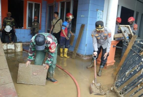 IMG 20251029 WA0017 Polres Sukabumi Gerak Cepat Evakuasi Korban Banjir dan Salurkan Bantuan