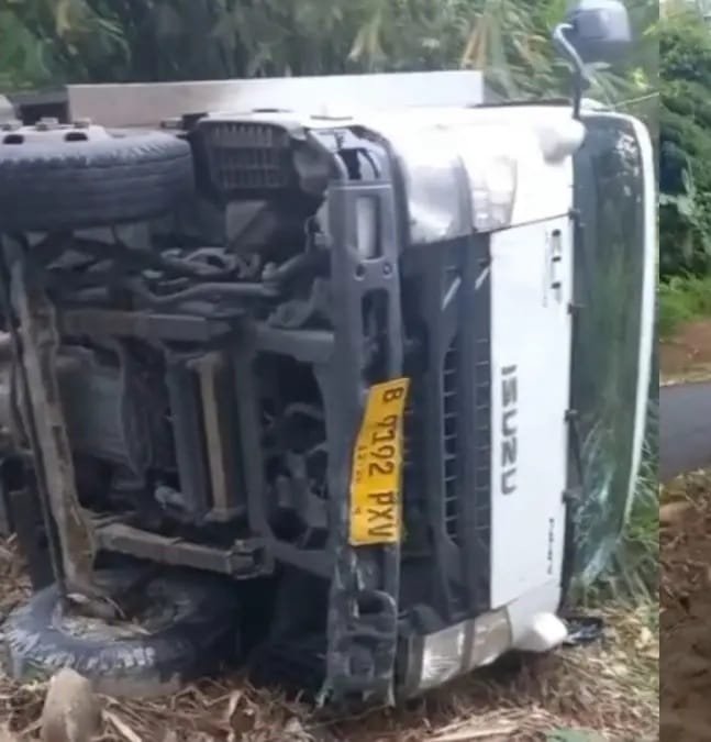 IMG 20251030 WA0022 Truk Boks Pengangkut Paket Terguling di Turunan Cimarinjung Ciemas Sukabumi
