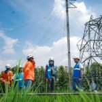 petugas PLN membuat tower darurat Reaksi Cepat PLN, Dirikan Tower Darurat Pulihkan Kelistrikan Klaten Pasca Cuaca Ekstrem