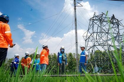 petugas PLN membuat tower darurat Reaksi Cepat PLN, Dirikan Tower Darurat Pulihkan Kelistrikan Klaten Pasca Cuaca Ekstrem