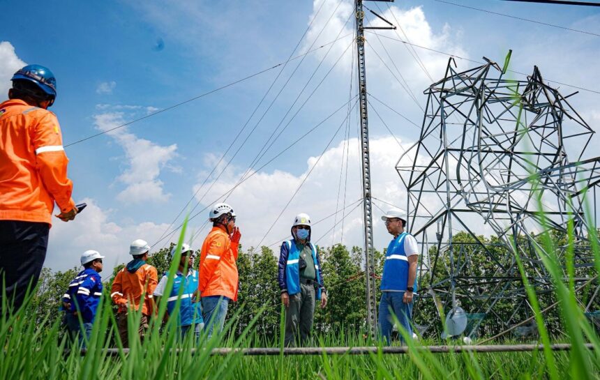 Reaksi Cepat PLN, Dirikan Tower Darurat Pulihkan Kelistrikan Klaten Pasca Cuaca Ekstrem 1 petugas PLN membuat tower darurat Reaksi Cepat PLN, Dirikan Tower Darurat Pulihkan Kelistrikan Klaten Pasca Cuaca Ekstrem