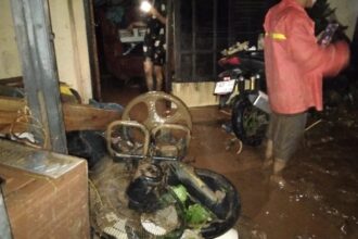 IMG 20251104 WA0003 Status Darurat Dicabut, Warga Cikahuripan Masih Berjuang Lawan Lumpur dan Krisis Air Bersih