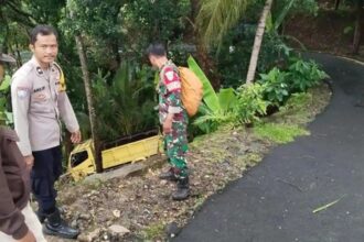 IMG 20251107 WA0002 Diduga Sopir Mengantuk, Truk Colt Diesel Terjun ke Jurang di Tanjakan Pasir Baru Cisolok