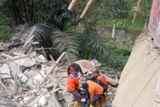IMG 20251111 WA0007 Rumah Dua Lantai Ambruk di Warudoyong, Satu Keluarga Kehilangan Tempat Tinggal