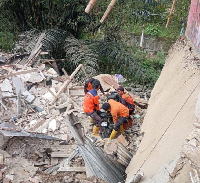 IMG 20251111 WA0007 Rumah Dua Lantai Ambruk di Warudoyong, Satu Keluarga Kehilangan Tempat Tinggal