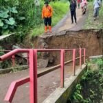 IMG 20251112 WA0005 Jembatan Penghubung Dua Kampung di Sukaresmi Ambruk, Akses Warga Terputus Total