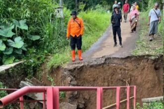 IMG 20251112 WA0005 Jembatan Penghubung Dua Kampung di Sukaresmi Ambruk, Akses Warga Terputus Total