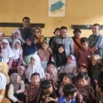IMG 20251113 WA0001 100 Pasang Sepatu Baru untuk Murid SDN Cikahuripan, Hadiah dari DPRD Sukabumi untuk Semangat Belajar Pasca Banjir