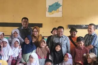 IMG 20251113 WA0001 100 Pasang Sepatu Baru untuk Murid SDN Cikahuripan, Hadiah dari DPRD Sukabumi untuk Semangat Belajar Pasca Banjir