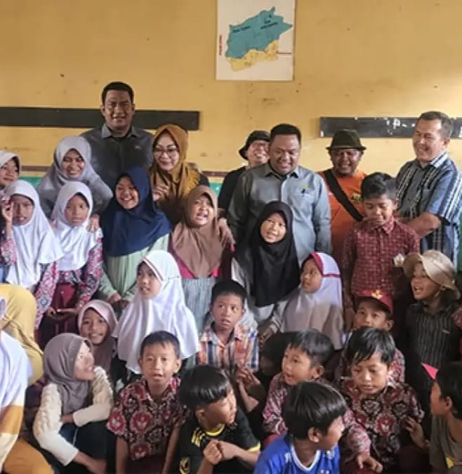 100 Pasang Sepatu Baru untuk Murid SDN Cikahuripan, Hadiah dari DPRD Sukabumi untuk Semangat Belajar Pasca Banjir 1 IMG 20251113 WA0001 100 Pasang Sepatu Baru untuk Murid SDN Cikahuripan, Hadiah dari DPRD Sukabumi untuk Semangat Belajar Pasca Banjir