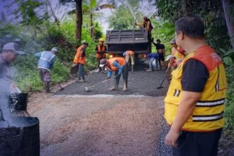 IMG 20251113 WA0002 Dorong Ekonomi Warga, Dinas PU Sukabumi Genjot Perbaikan Jalan Cihelangtonggoh–Caringin