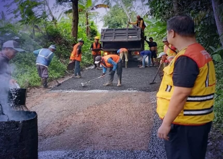 IMG 20251113 WA0002 Dorong Ekonomi Warga, Dinas PU Sukabumi Genjot Perbaikan Jalan Cihelangtonggoh–Caringin