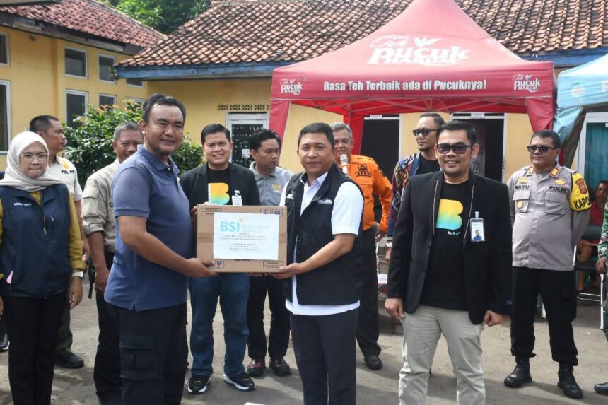 BSI Salurkan Bantuan untuk Penyintas Banjir Cisolok, Wabup Sukabumi Apresiasi Kepedulian 1 IMG 20251114 WA0009 BSI Salurkan Bantuan untuk Penyintas Banjir Cisolok, Wabup Sukabumi Apresiasi Kepedulian