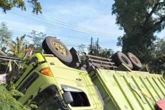IMG 20251117 WA0000 Truk Tronton Bermuatan Batu Bara Terguling di Cimenteng, Cikembar