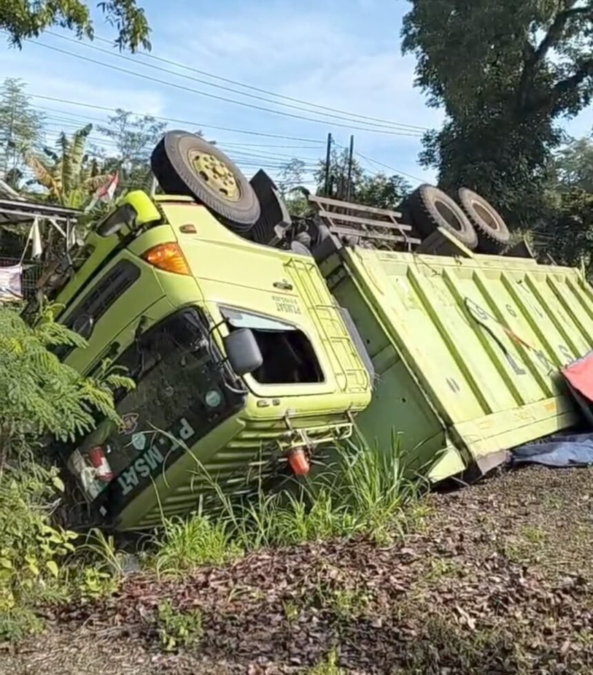 IMG 20251117 WA0000 Truk Tronton Bermuatan Batu Bara Terguling di Cimenteng, Cikembar
