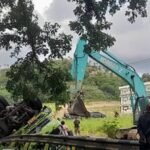 IMG 20251117 WA0010 Evakuasi Dramatis Truk Tronton Bermuatan Batu Bara Terguling di Cikembar, Ekskavator Dikerahkan