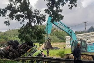 IMG 20251117 WA0010 Evakuasi Dramatis Truk Tronton Bermuatan Batu Bara Terguling di Cikembar, Ekskavator Dikerahkan