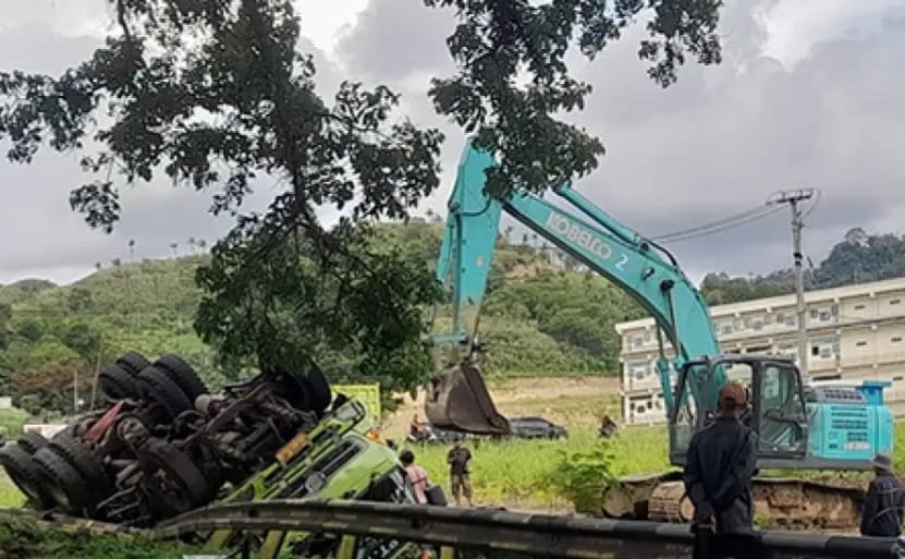 IMG 20251117 WA0010 Evakuasi Dramatis Truk Tronton Bermuatan Batu Bara Terguling di Cikembar, Ekskavator Dikerahkan