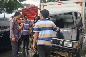 IMG 20251118 WA0005 Hindari Angkot, Dua Mobil Boks Adu Moncong di Cicurug, Sopir Terjepit di Kabin