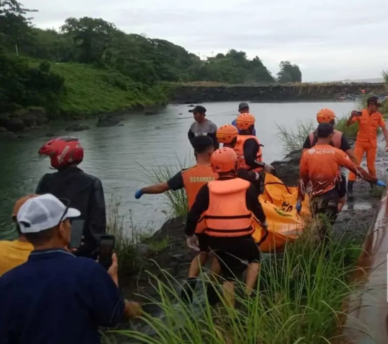 IMG 20251119 WA0024 Dua Pemancing Terseret Ombak di Pantai Cikeueus Ditemukan Tewas, Satu Korban Masih Dicari