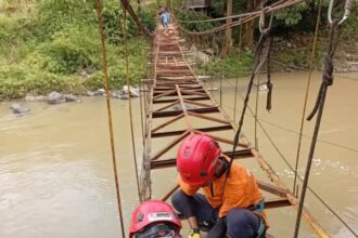 IMG 20251119 WA0065 Dua Tahun Dikeluhkan Warga, Jembatan Gantung Penghubung Dua Desa Mulai Diperbaiki