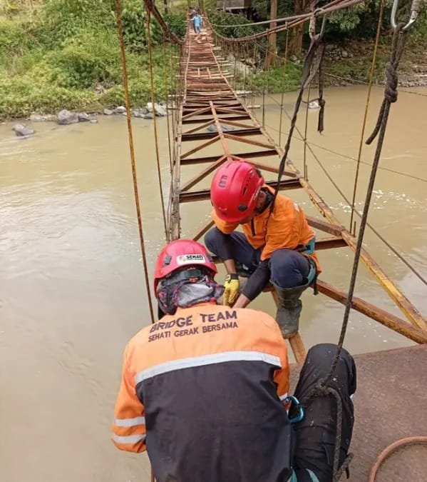IMG 20251119 WA0065 Dua Tahun Dikeluhkan Warga, Jembatan Gantung Penghubung Dua Desa Mulai Diperbaiki