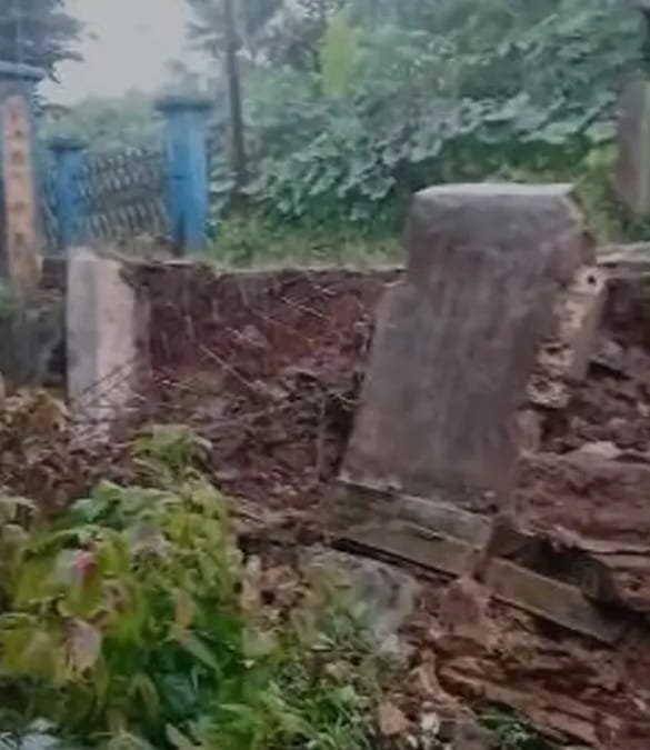 IMG 20251121 WA0009 TPT Roboh, Satu Rumah Warga Terancam di Kampung Situsaeur Cibadak