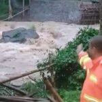 IMG 20251122 WA0001 Jembatan Penghubung Dua Desa di Warungkiara Hanyut Disapu Arus Cicareuh, Ribuan Warga Terisolasi