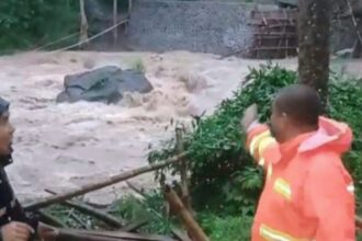IMG 20251122 WA0001 Jembatan Penghubung Dua Desa di Warungkiara Hanyut Disapu Arus Cicareuh, Ribuan Warga Terisolasi