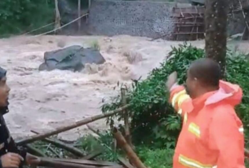IMG 20251122 WA0001 Jembatan Penghubung Dua Desa di Warungkiara Hanyut Disapu Arus Cicareuh, Ribuan Warga Terisolasi