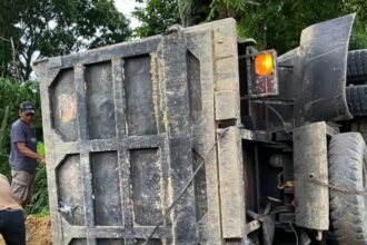 IMG 20251124 WA0003 Truk Tronton Bermuatan Limestone Terguling di Cimenteng, Lalin Sempat Macet Panjang