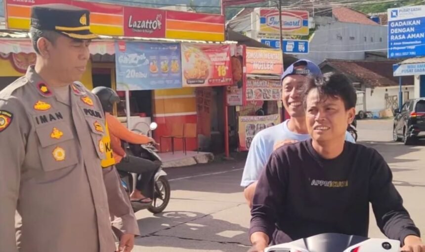 IMG 20251124 WA0004 Operasi Zebra Lodaya 2025, Kapolsek Baros Beri Teguran Humanis untuk Pengendara Tak Pakai Helm