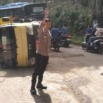 IMG 20251125 WA0059 Truk Terguling Di Jalan Raya Warungkiara Milik DLH Sukabumi, Gegara Hindari Jalan Berlubang