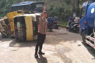 IMG 20251125 WA0059 Truk Terguling Di Jalan Raya Warungkiara Milik DLH Sukabumi, Gegara Hindari Jalan Berlubang