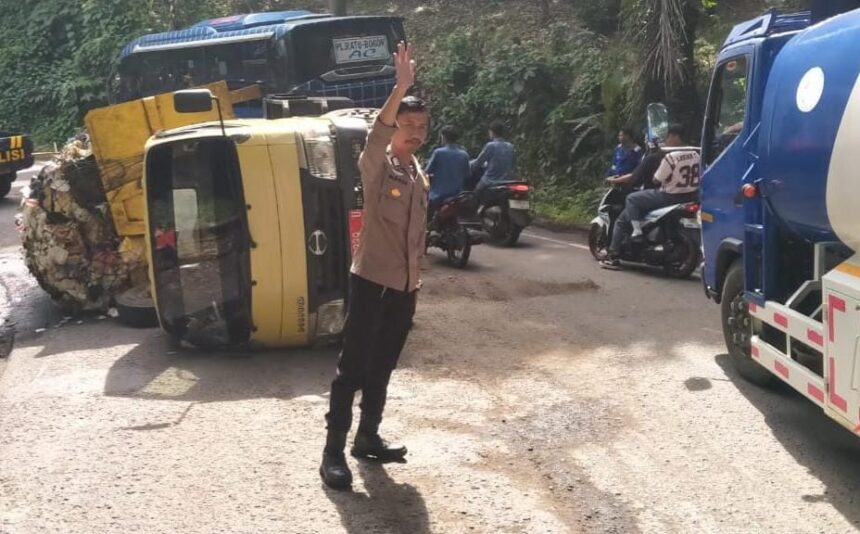 IMG 20251125 WA0059 Truk Terguling Di Jalan Raya Warungkiara Milik DLH Sukabumi, Gegara Hindari Jalan Berlubang