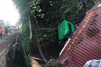 IMG 20251126 WA0007 Truk Kontainer Terjun dari Jembatan Tugu Macan di Sukalarang, Sopir Selamat