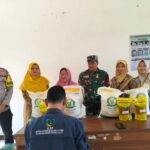 IMG 20251126 WA0009 Bhabinkamtibmas Awasi Penyaluran Bantuan Pangan untuk Warga Tidak Mampu di Jayaraksa
