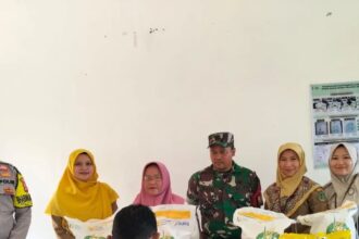 IMG 20251126 WA0009 Bhabinkamtibmas Awasi Penyaluran Bantuan Pangan untuk Warga Tidak Mampu di Jayaraksa
