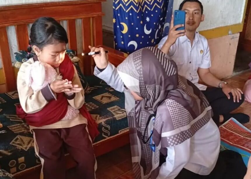 Bocah 7 Tahun di Caringin Sukabumi Derita Penyakit Langka, Mata Tak Bisa Berkedip Sejak Lahir 1 IMG 20251129 WA0005 Bocah 7 Tahun di Caringin Sukabumi Derita Penyakit Langka, Mata Tak Bisa Berkedip Sejak Lahir