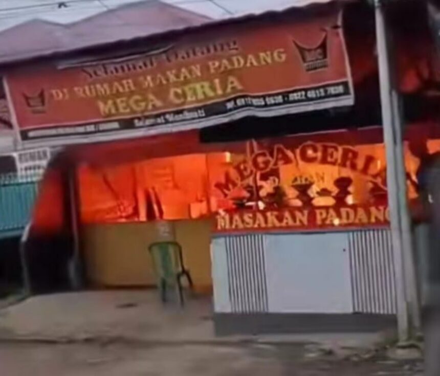 Rumah Makan Padang di Cibadak Ludes Terbakar, Kerugian Capai Rp500 Juta 1 Logopit 1763269165552 Rumah Makan Padang di Cibadak Ludes Terbakar, Kerugian Capai Rp500 Juta