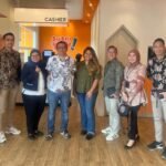 Pegawai BRI KC Radio Dalam foto bersama usai meluncurkan promo spesial di Sushi Yay. (Dok Bri)