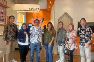 Pegawai BRI KC Radio Dalam foto bersama usai meluncurkan promo spesial di Sushi Yay. (Dok Bri)