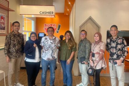 Pegawai BRI KC Radio Dalam foto bersama usai meluncurkan promo spesial di Sushi Yay. (Dok Bri)