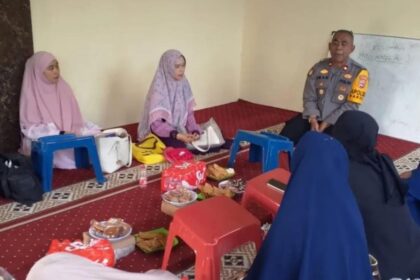 IMG 20251204 WA0041 Kapolsek Baros Jumat Curhat dengan Ibu Pengajian Musala Al Mabror