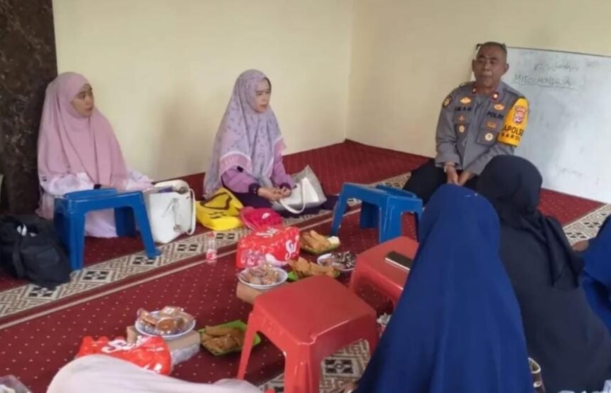 IMG 20251204 WA0041 Kapolsek Baros Jumat Curhat dengan Ibu Pengajian Musala Al Mabror