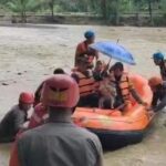 IMG 20251219 WA0026 Aksi Dramatis Kapolsek Simpenan Evakuasi Bayi 8 Bulan dari Kampung Terjebak Banjir