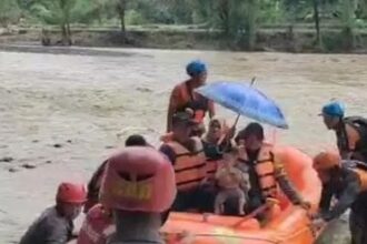 IMG 20251219 WA0026 Aksi Dramatis Kapolsek Simpenan Evakuasi Bayi 8 Bulan dari Kampung Terjebak Banjir