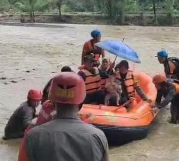 IMG 20251219 WA0026 Aksi Dramatis Kapolsek Simpenan Evakuasi Bayi 8 Bulan dari Kampung Terjebak Banjir