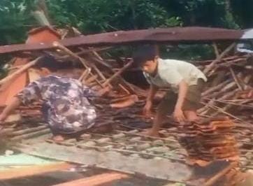 IMG 20251222 WA0100 Rumah Ambruk di Kampung Cimuncang Ternyata Milik Ketua Komite SDN Cigebang